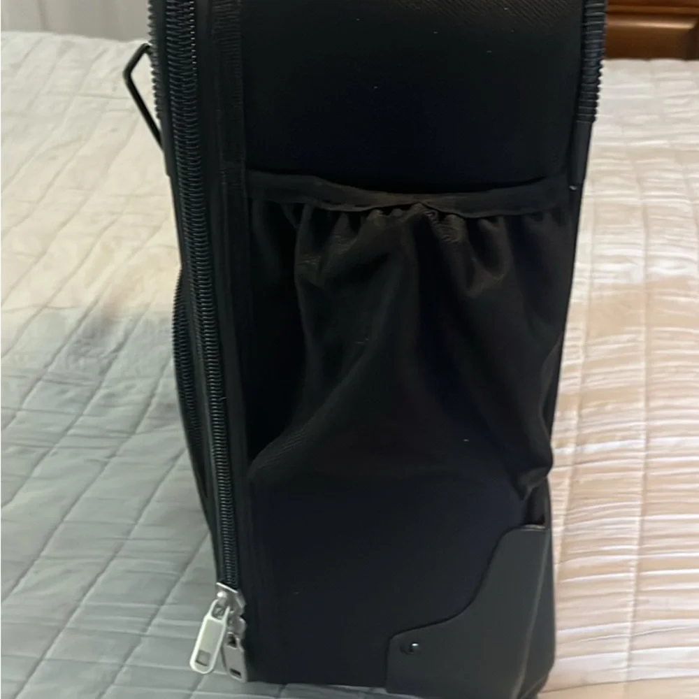 Sleek Black Travel Bag - Picture 3 of 7